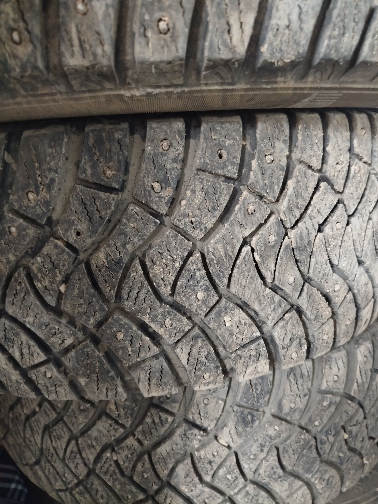 Продаю зимние шины Dunlop 215/60 R17 100T