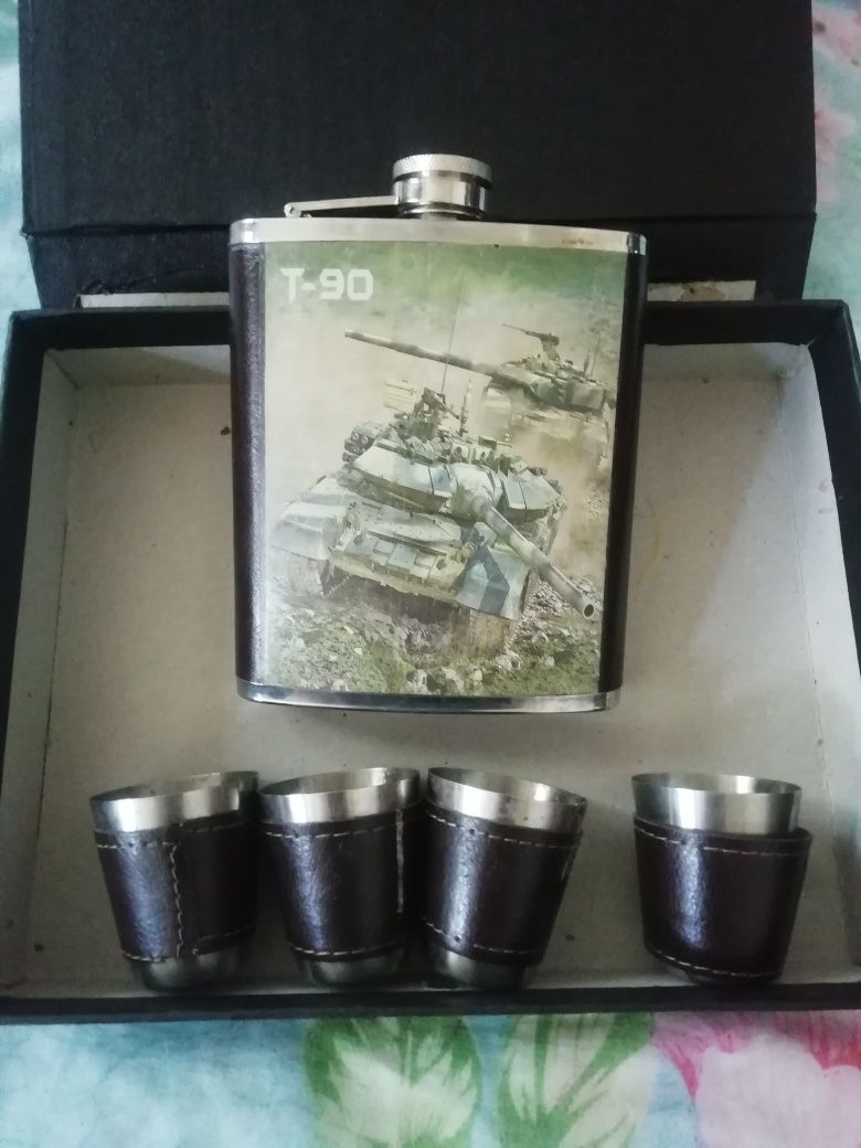 Подарочный набор фляжка с стаканами!