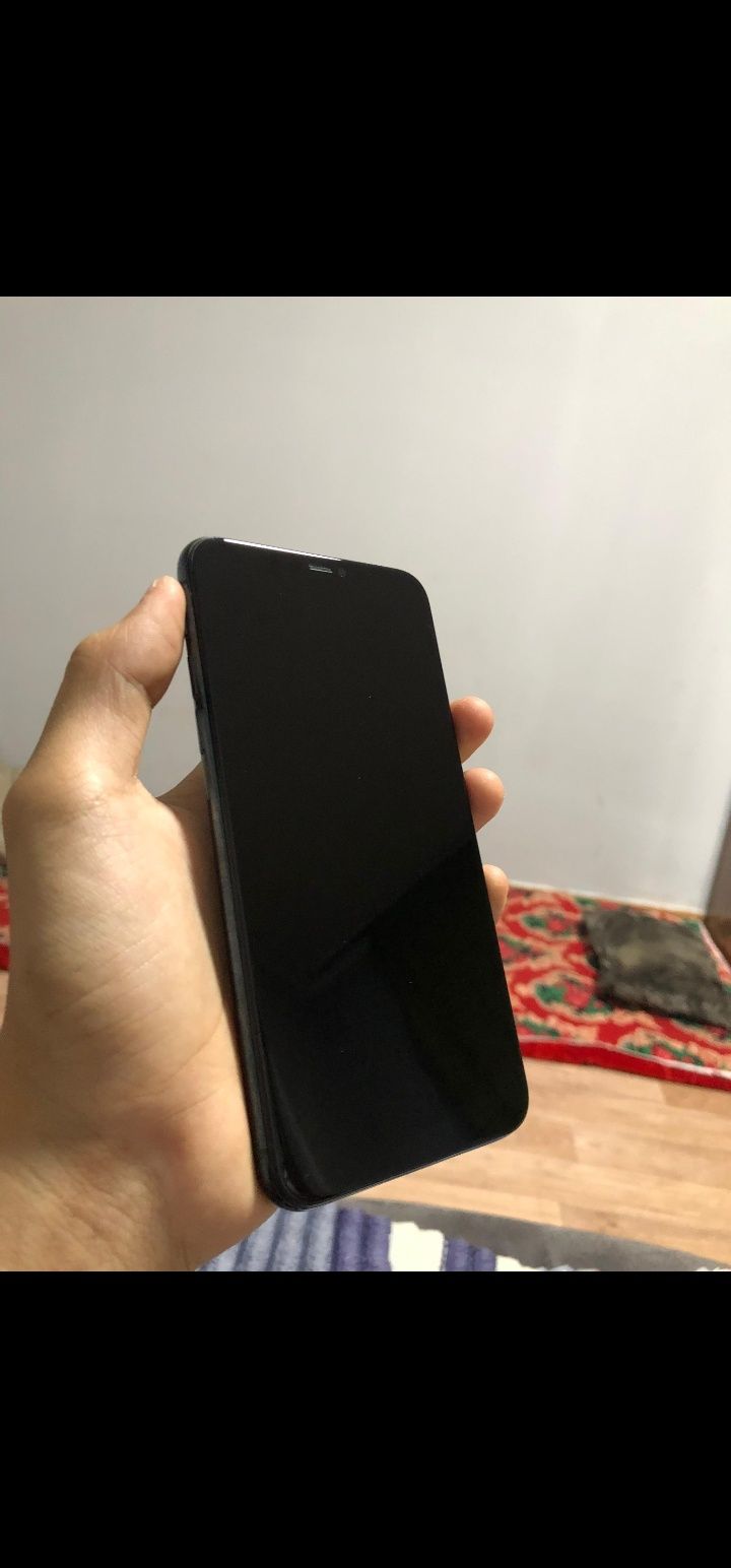 iPhone 11 Pro Max 256gb 
True Tone есть
Минус Фейс и вибрац