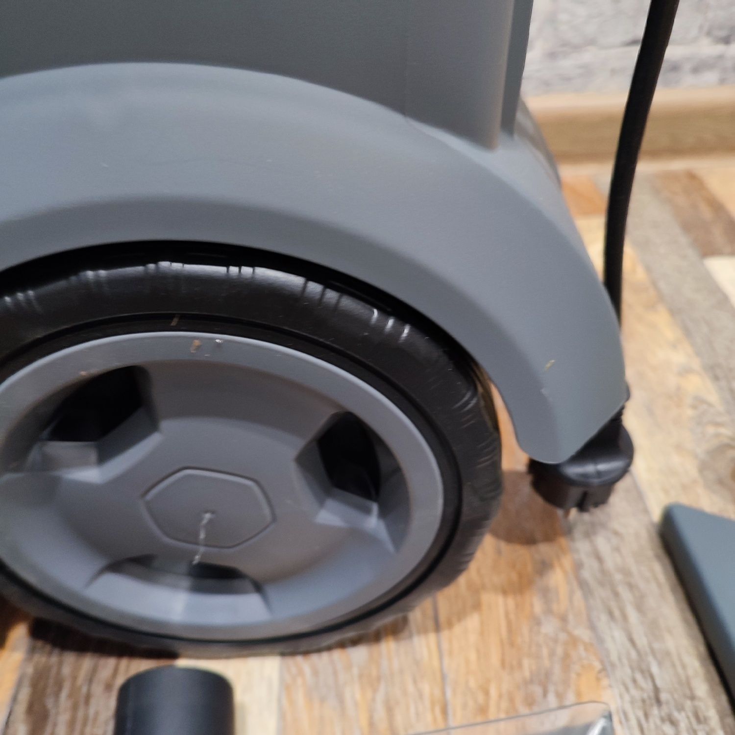 Продам  Karcher Puzzi 10/1