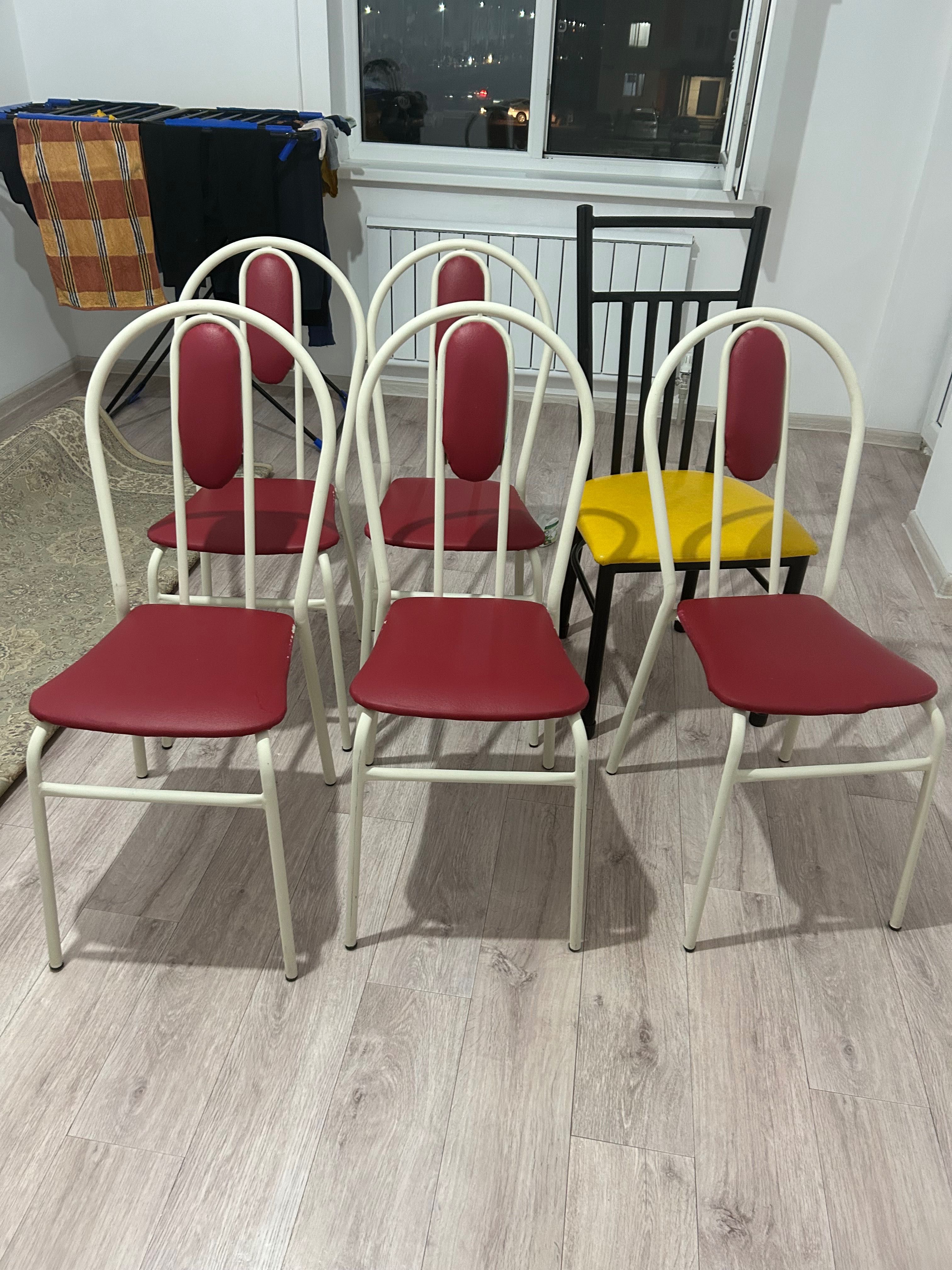 Стулья Зета 5 красных 1 желтый