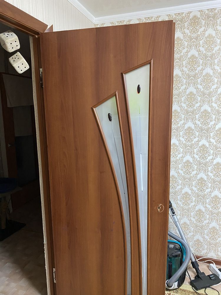 Продам двери б/у, по 80 см каждая.