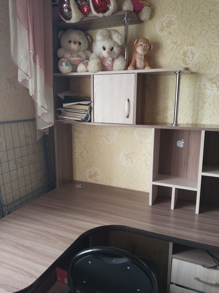 Продам угловой стол