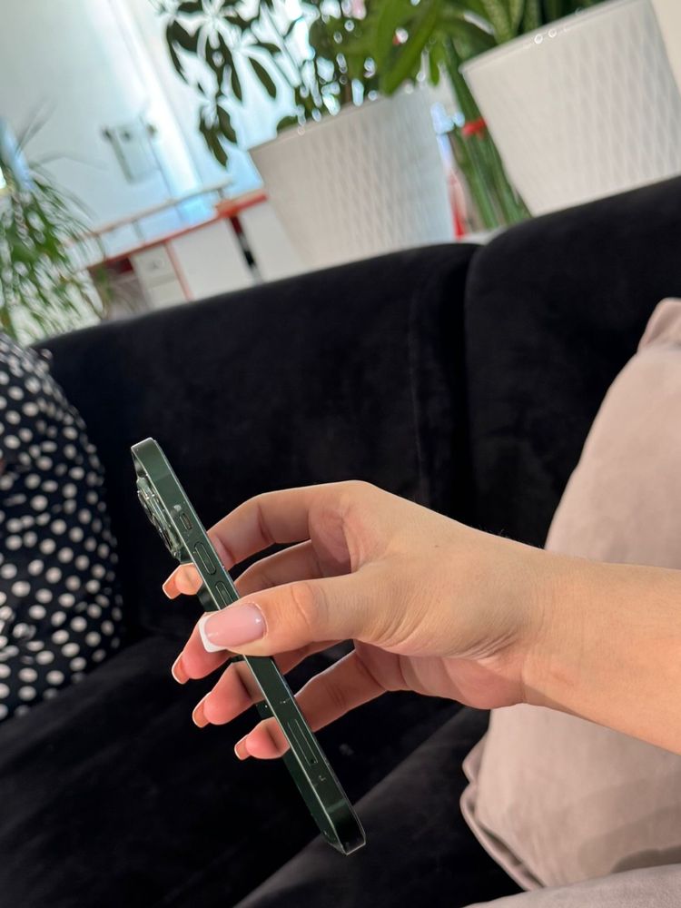 Продам iPhone 13