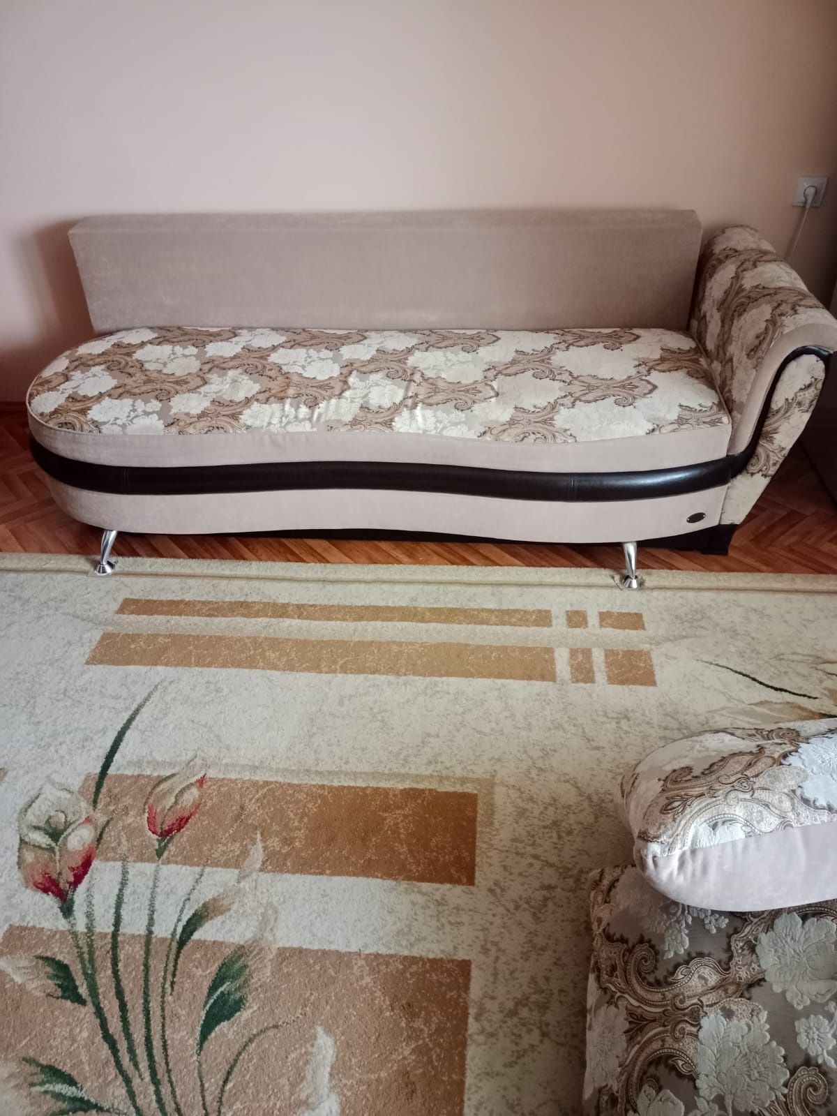 Продаётся диван в отличном состоянии .