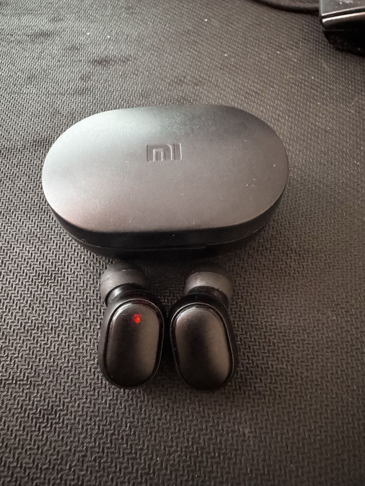 Продам безпроваодные наушники Redmi airDots2
