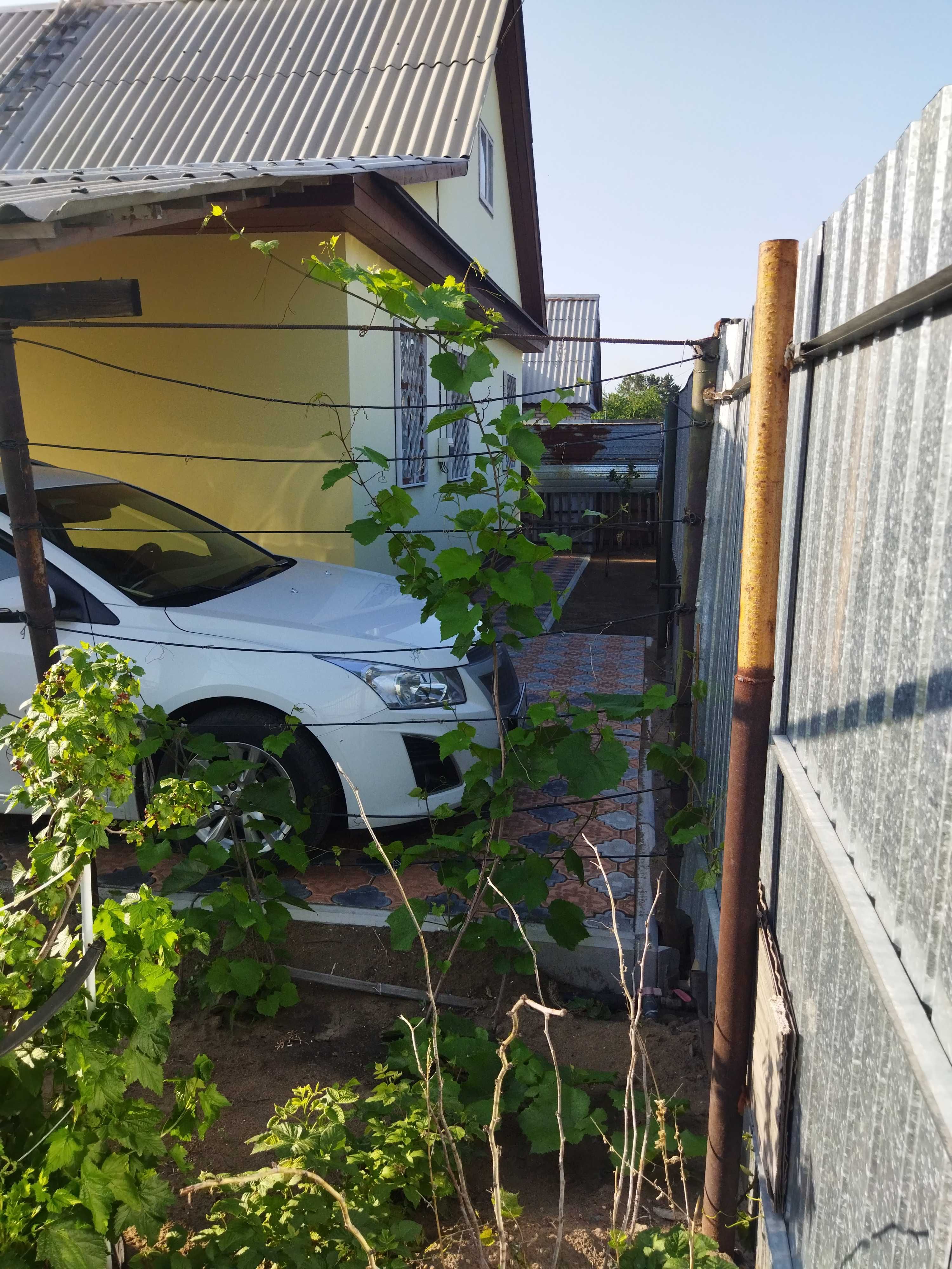 продаю дачный участок с домом в городе, торг.