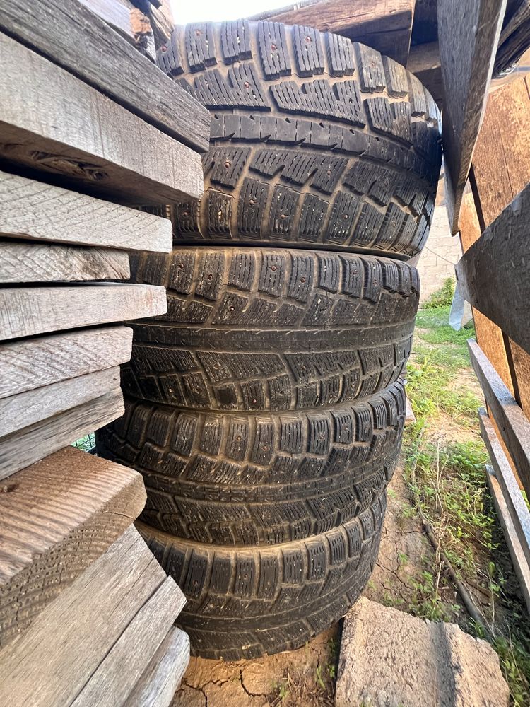 Продам зимнюю резину 265/70 R17. Состояние как на фото.