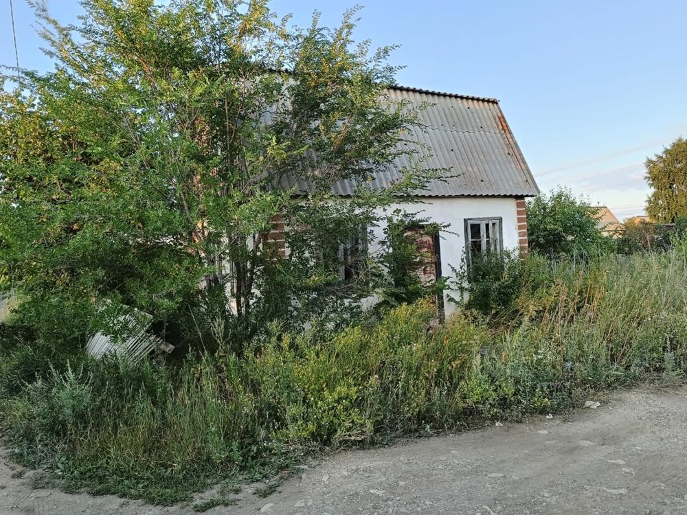 Продам дачную участок с домиком , по центральный улице дача