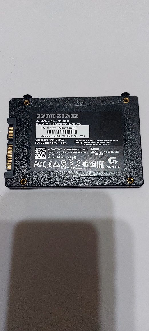 Продам жесткие диски и видеокарту 
Жёсткий диск на 500 гб
SSD 240 Гб
В