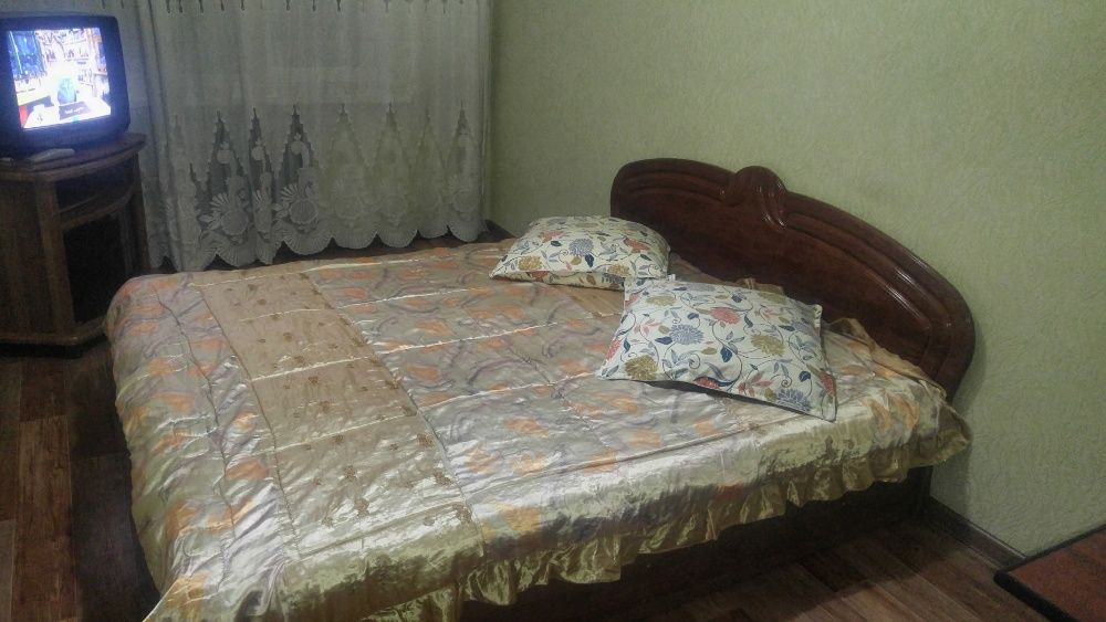 Сдам  двух комнатную кв-ру в 15 м-оне. Без посредников