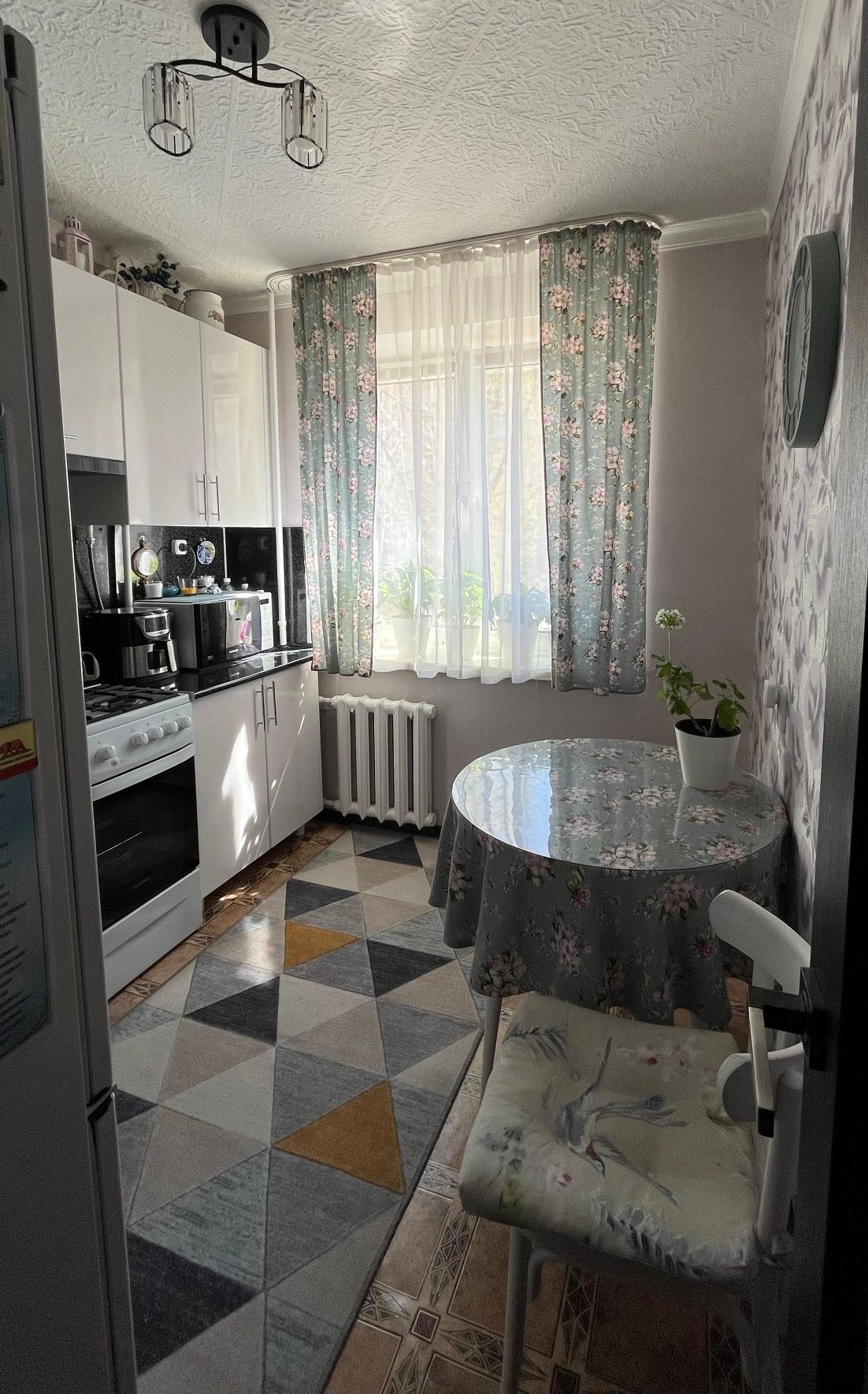 Продаётся 2 комн в 4мкрне, срочно