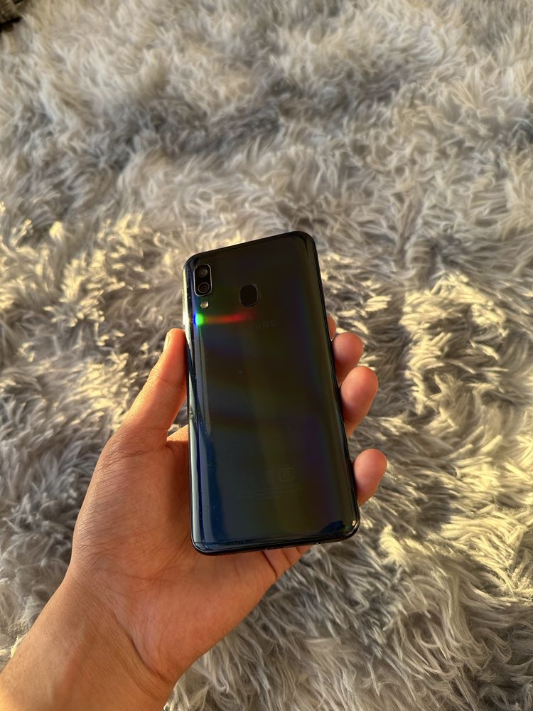 Samsung Galaxy A40 64gb в идеальном состоянии