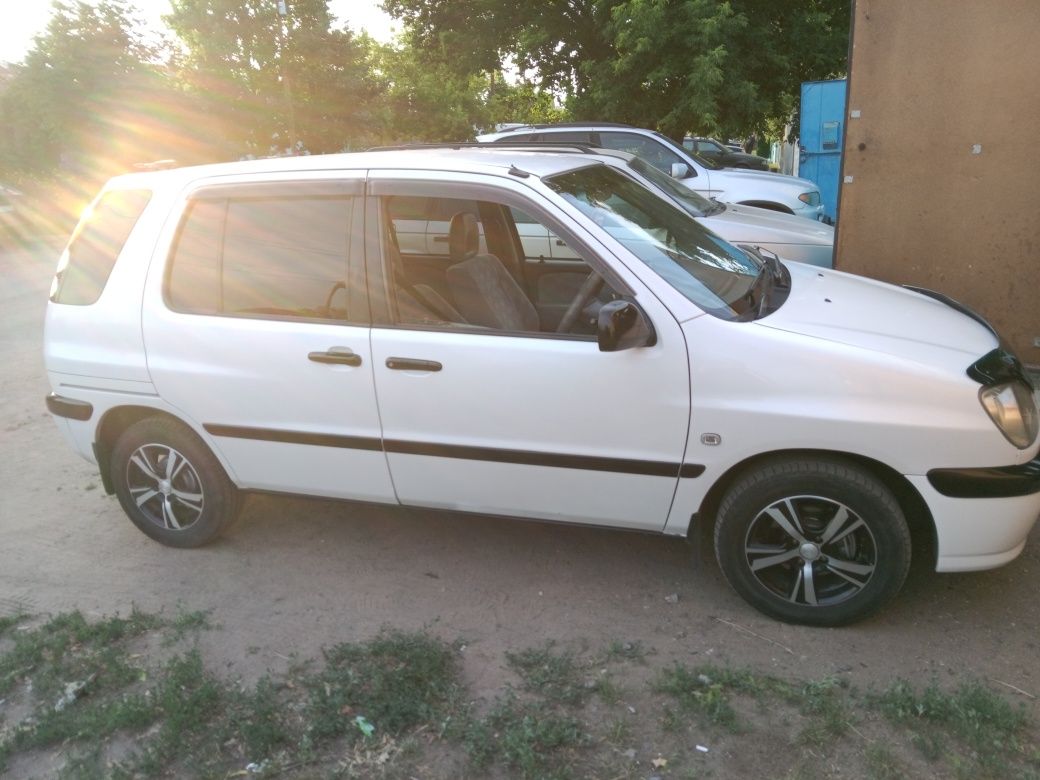 Продам отличную тойота raum