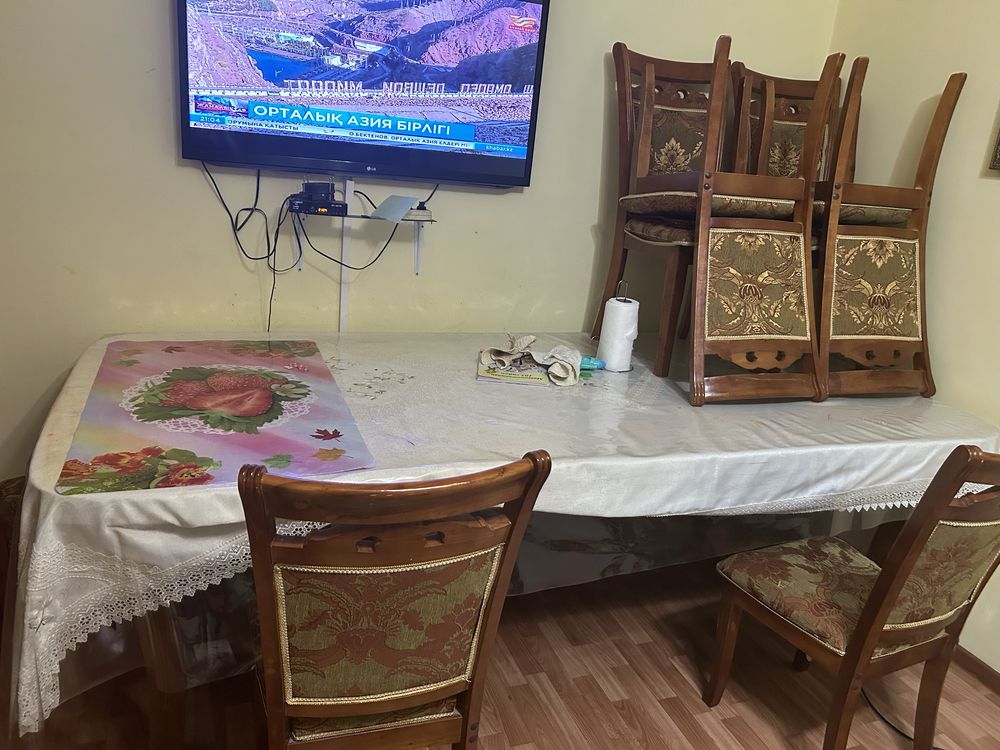 Стол со стульями