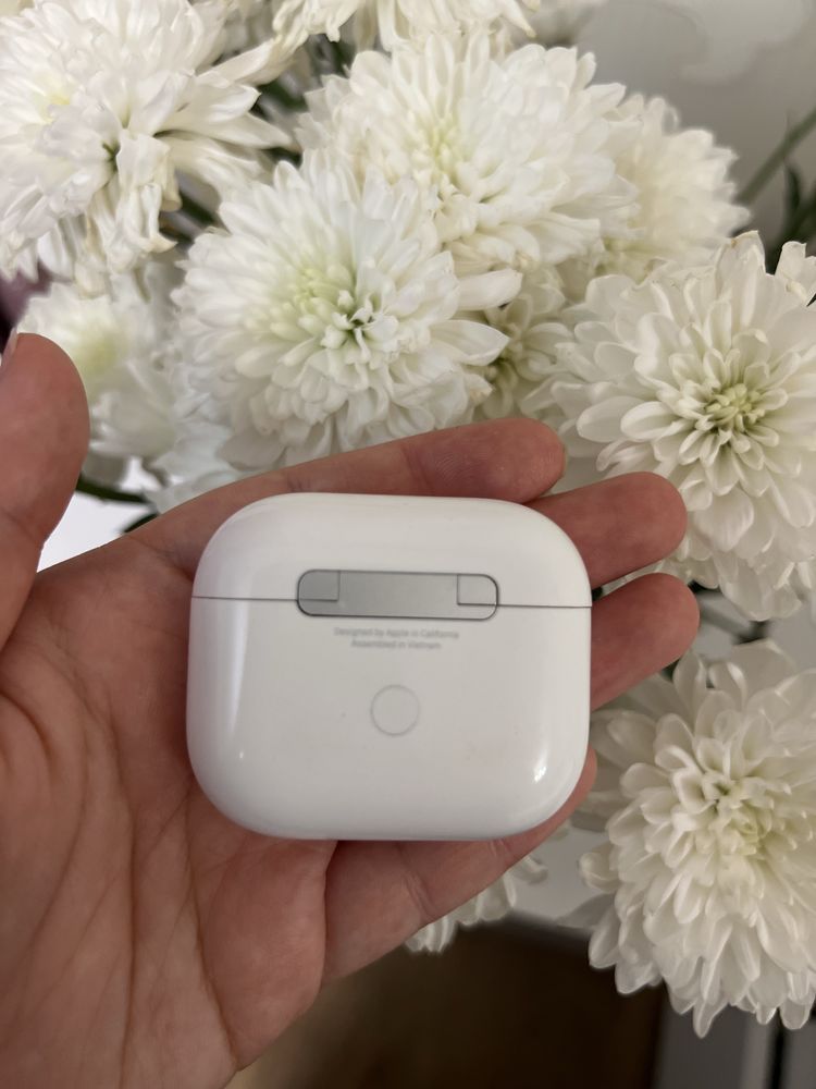 Продаю оригинальные AirPods 3 -кейс