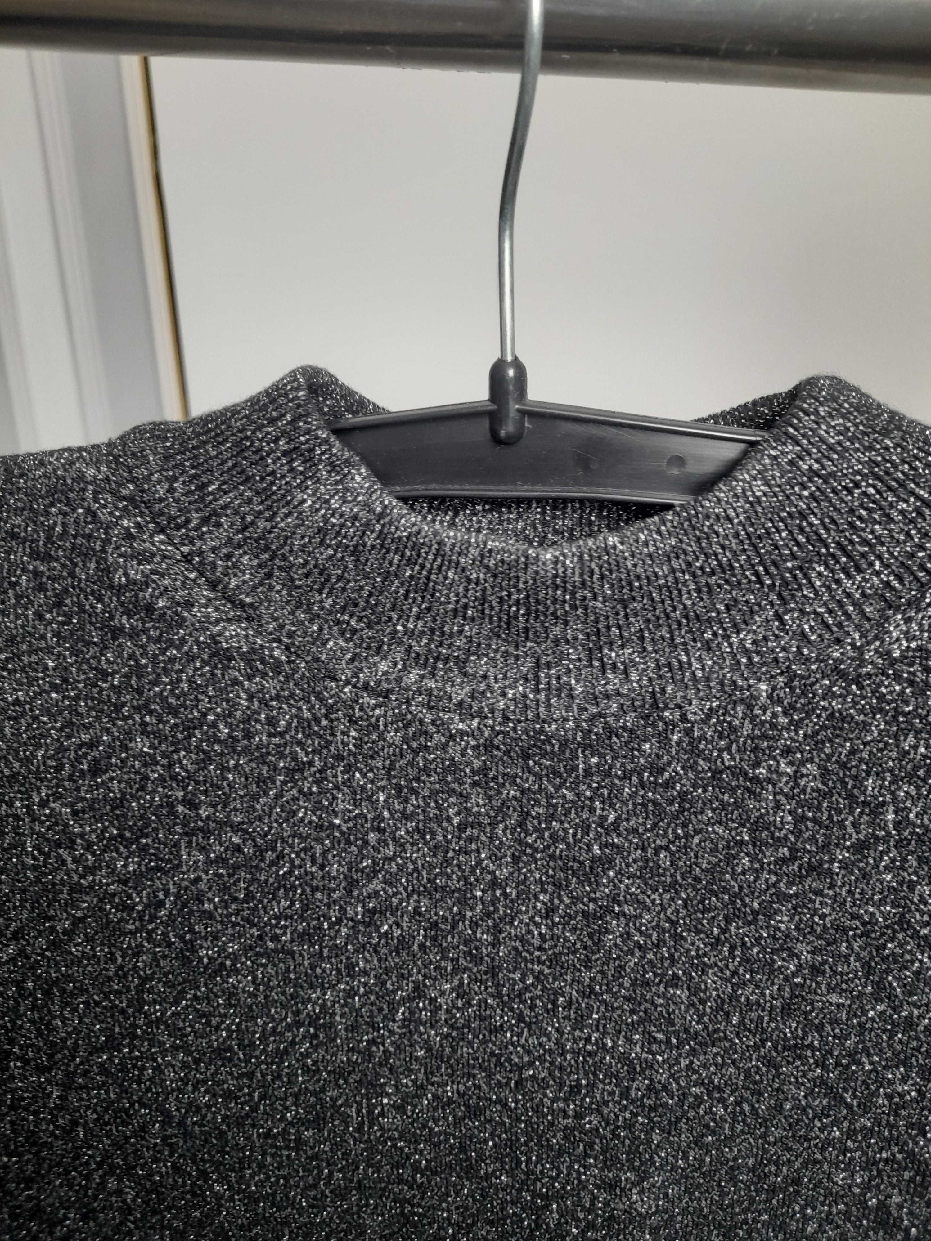 Легкий и слегка блестящий свитер от Massimo Dutti