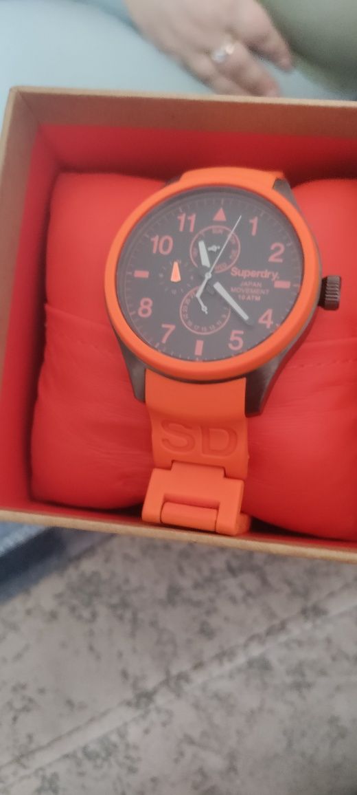 Продам часы Superdry
