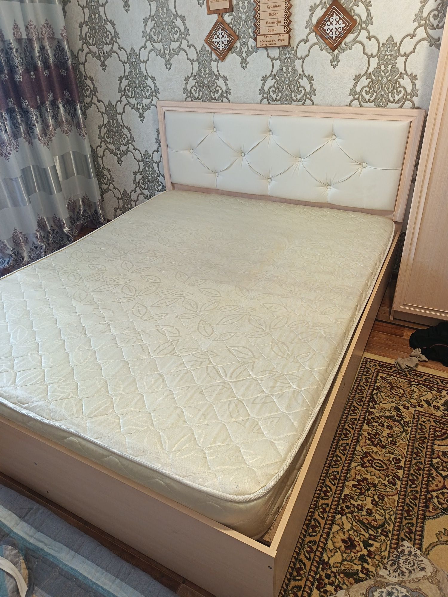 Продаю спальный гарнитура