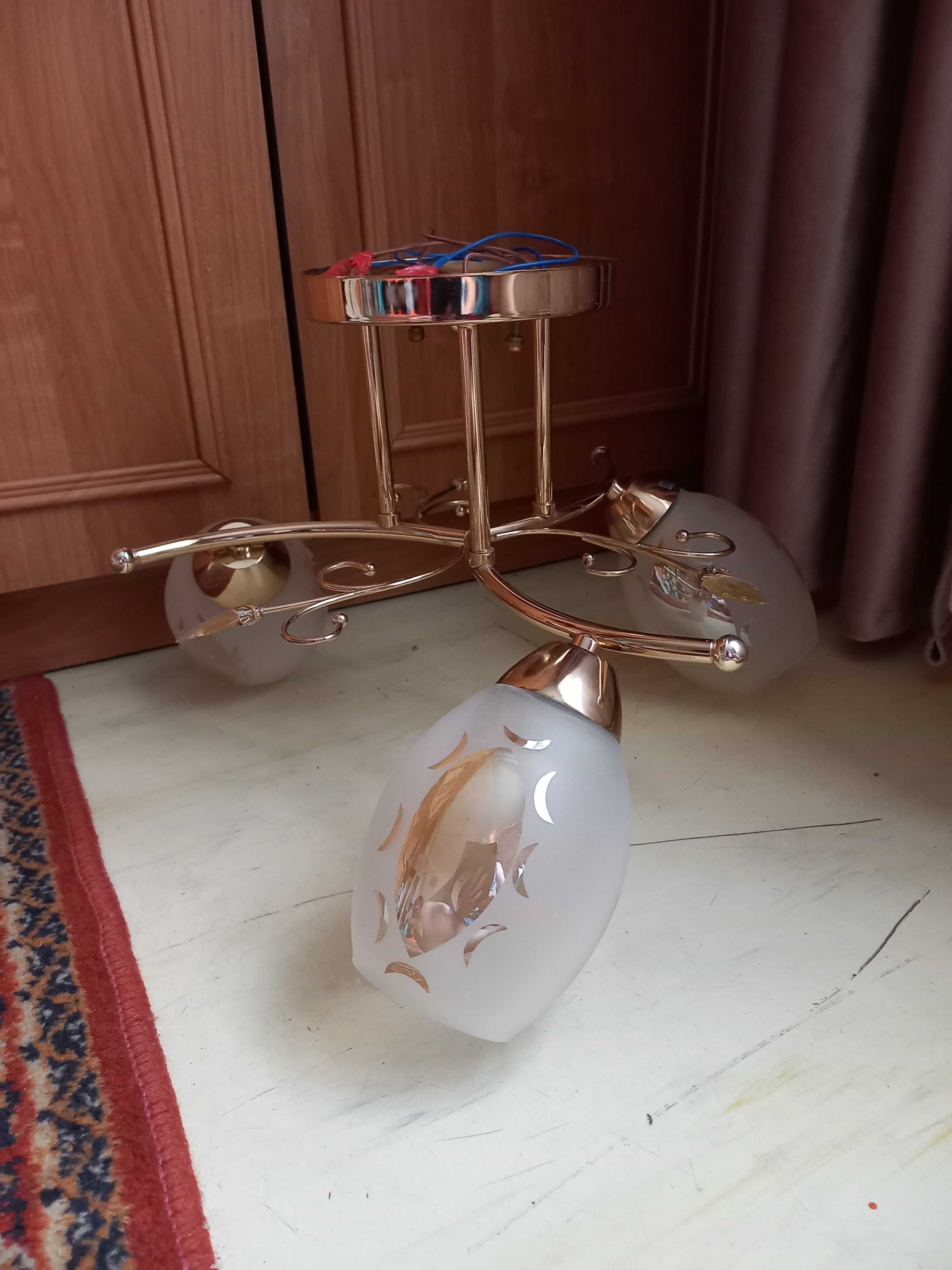 Продам трех рожковую люстру небольшую
