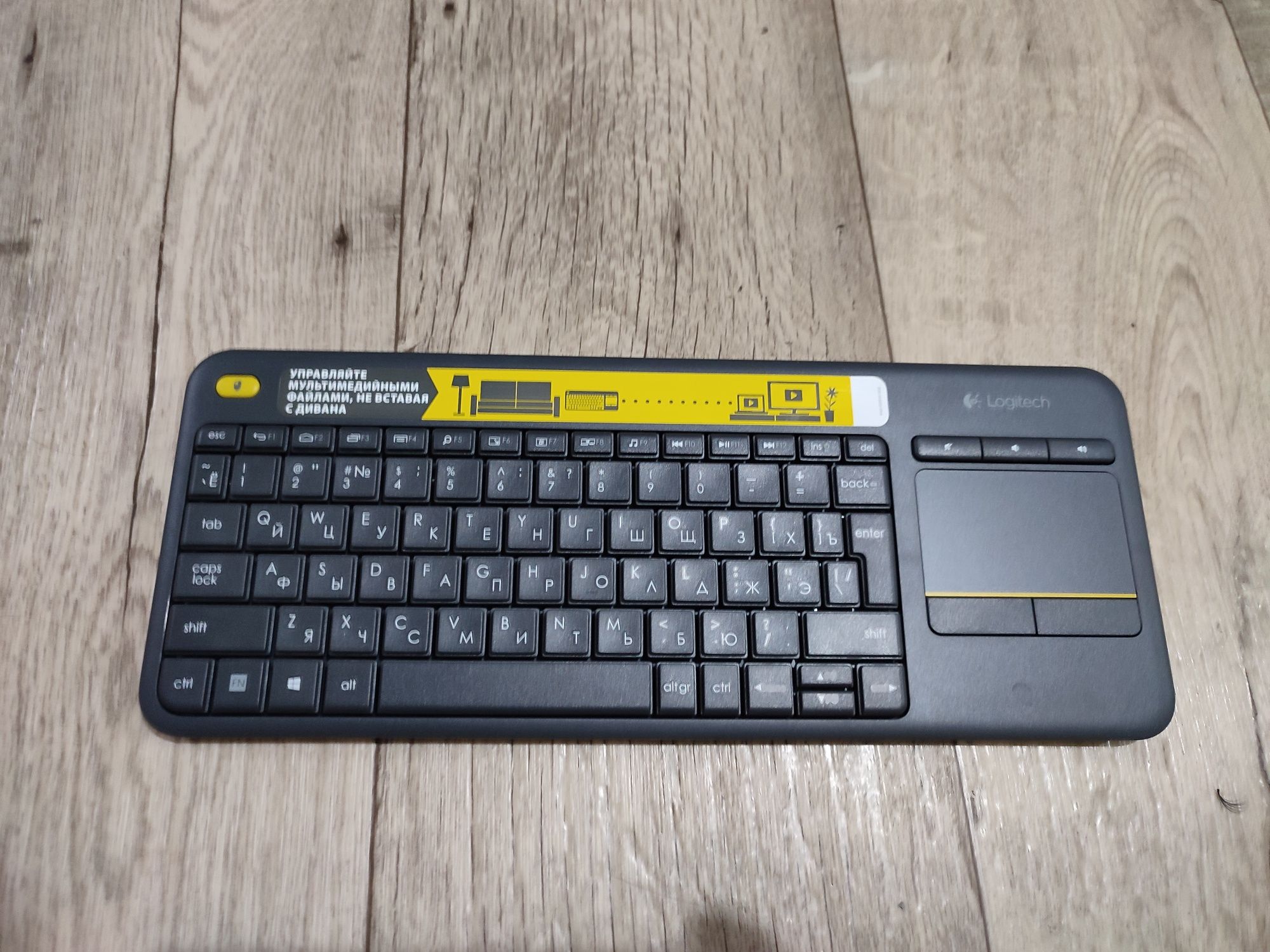 LOGITECH K400 plus.