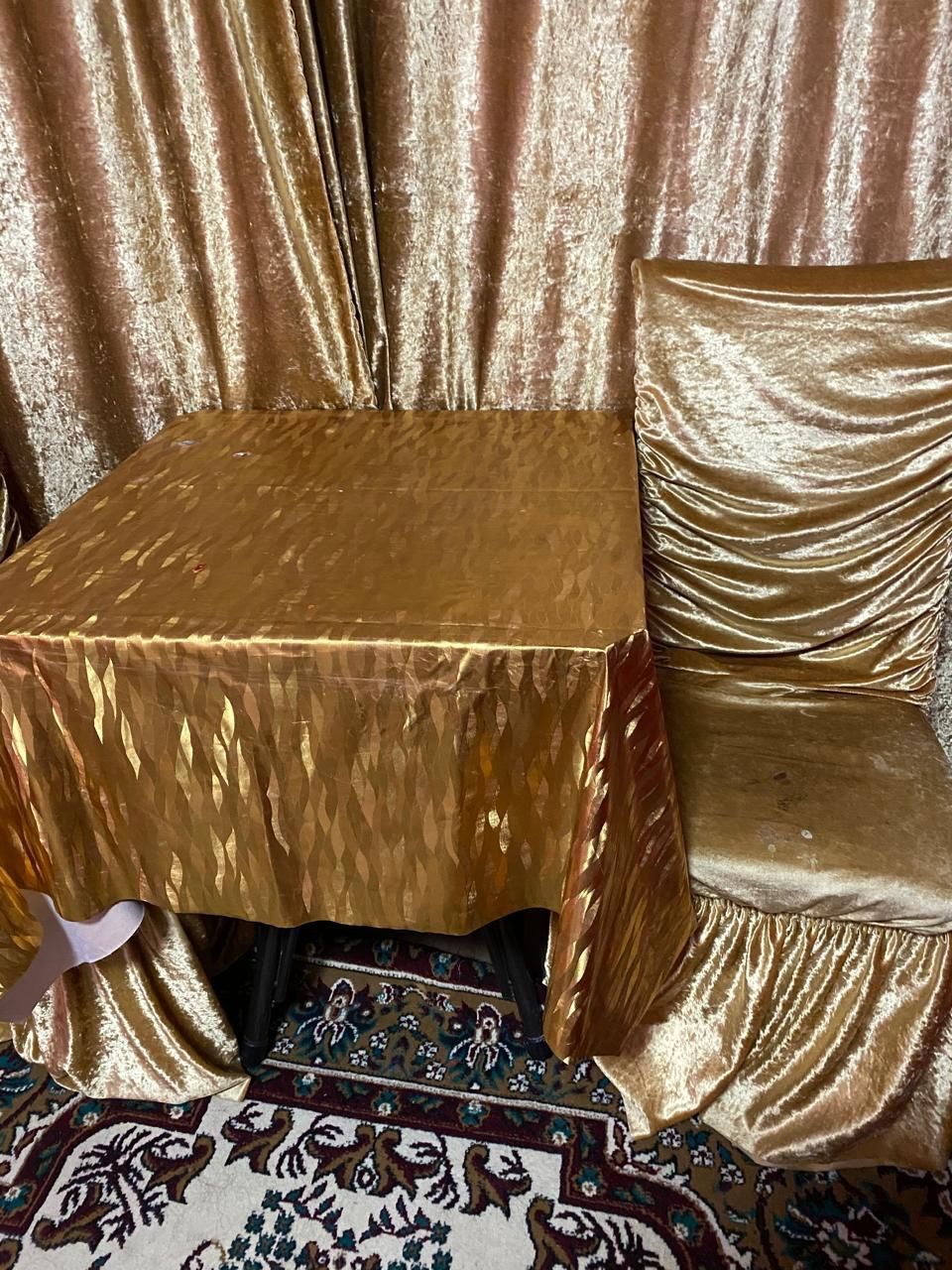 Продам стол 80*80.  И студия 2 штучки Срочно