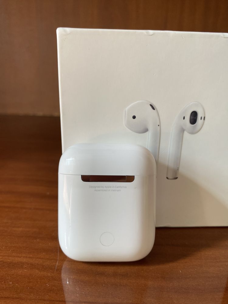 Наушники Apple AirPods with Charging Case белый