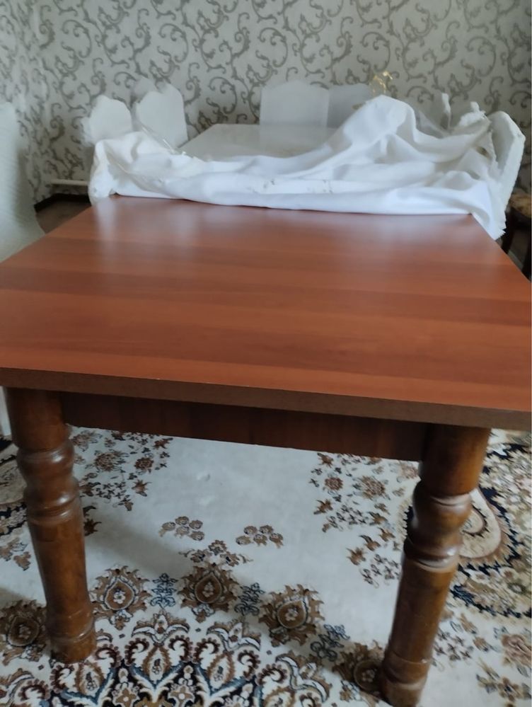Стол со стульями