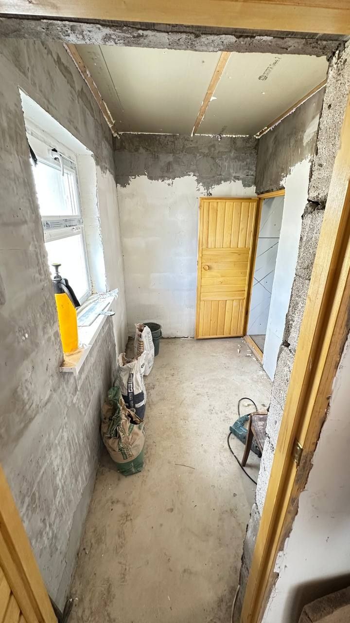 Продается участок с домом, Есть погреб, Большая комната,большая кухня.