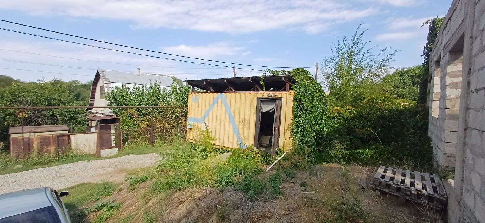 Продам  участок с недостроенным домом