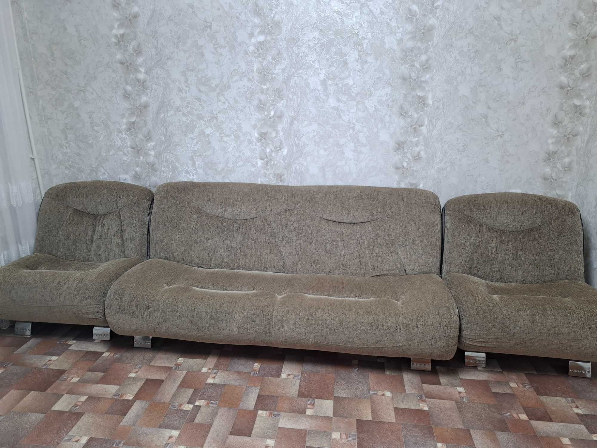 диван с двумя креслами