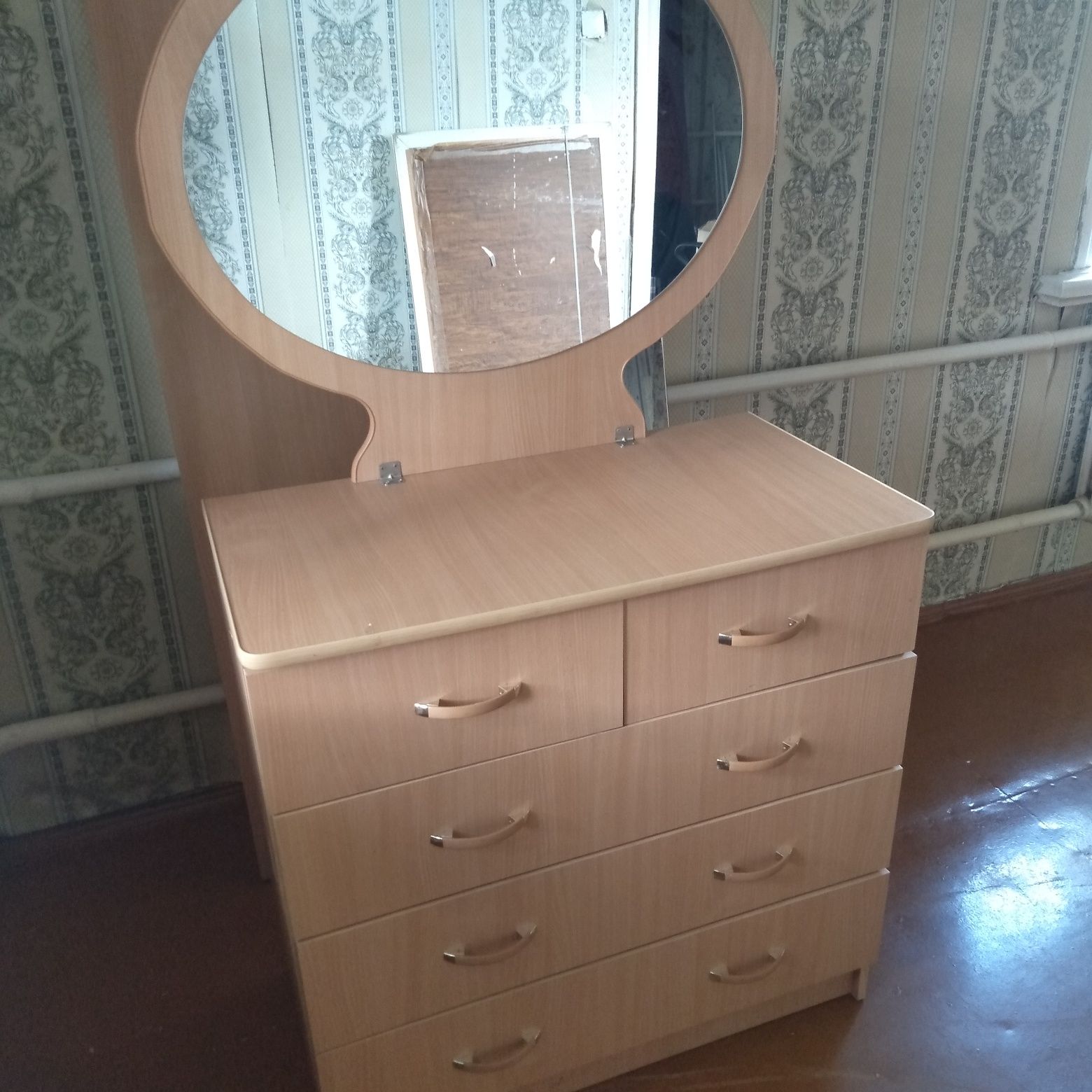 Продам комод с зеркалом.