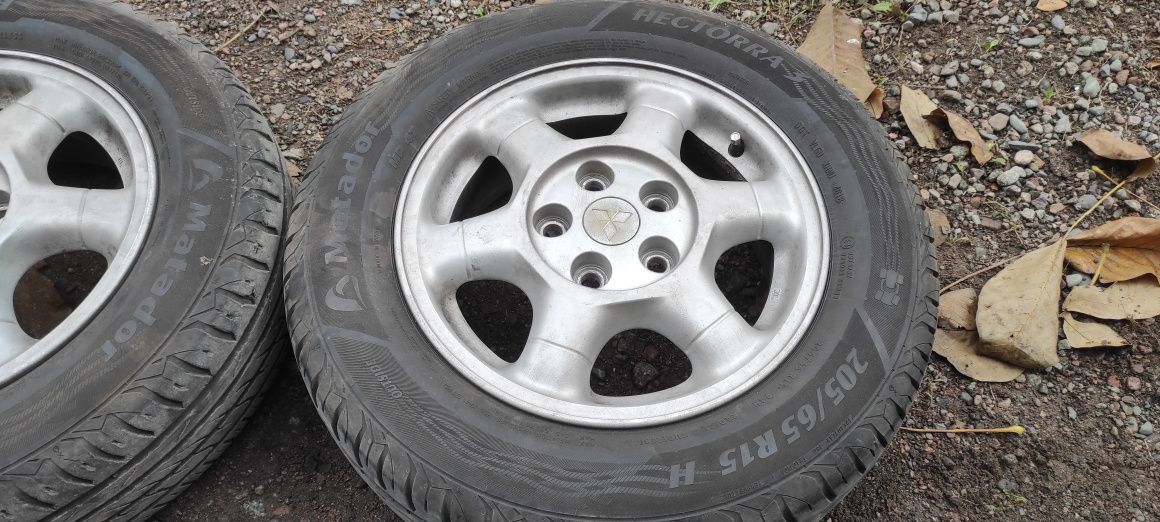 Комплект оригинальных дисков R15. Mitsubishi. С шинами.