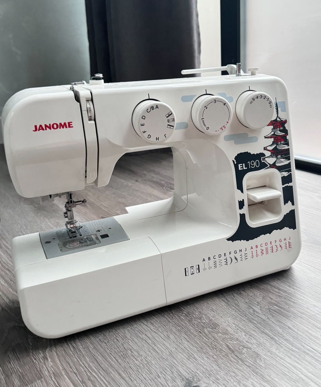 Продам швейную машинку JANOME