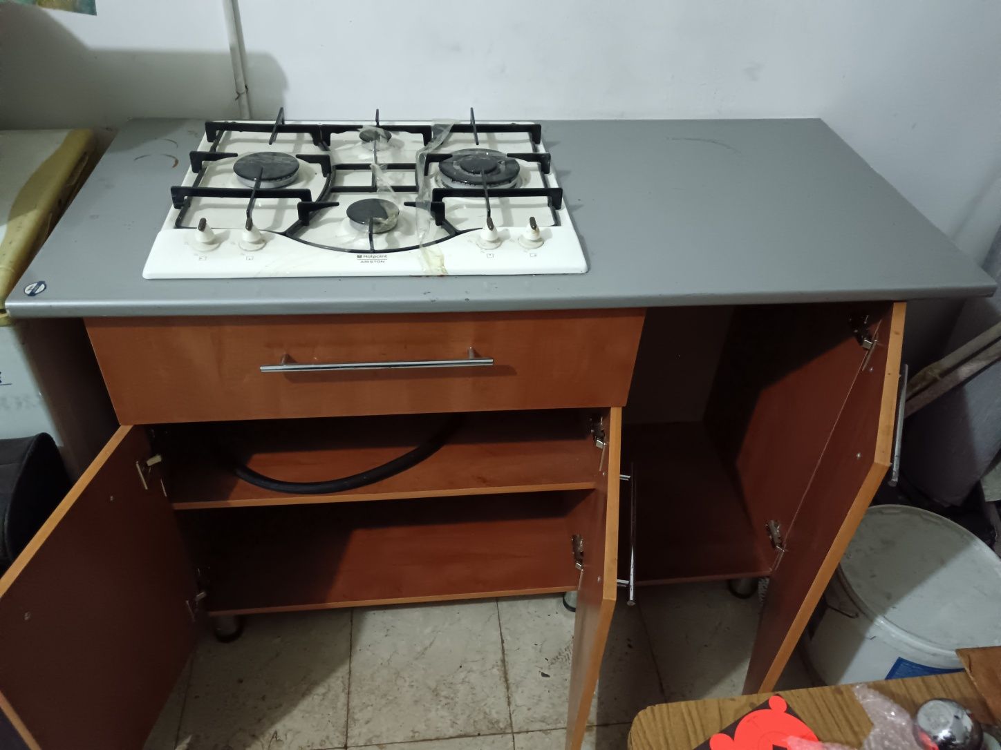 Продам газовую приставку Аристон 4- камфорную с тумбочкоир