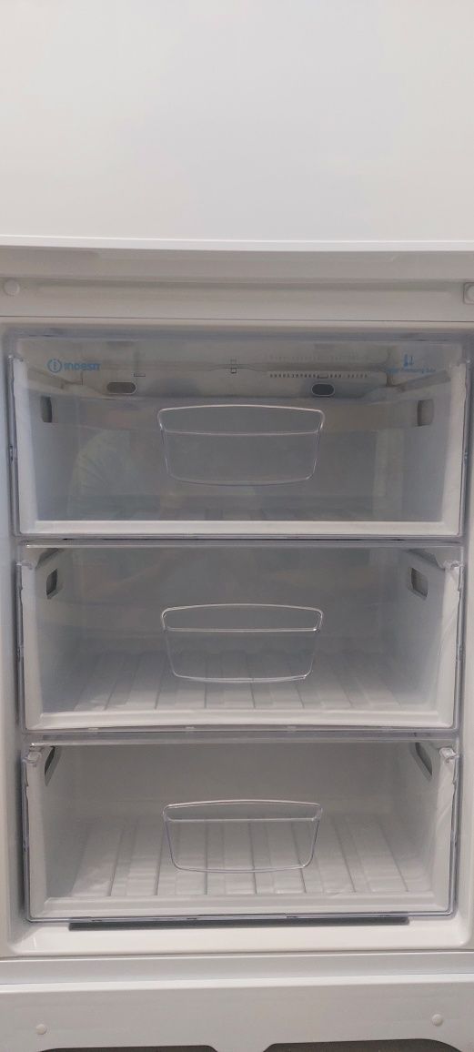 Продам холодильник Indesit 180 см. Торг