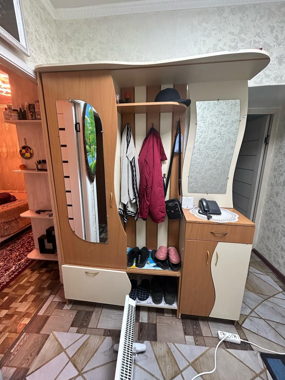 Шкаф в прихожую , в отличном состоянии