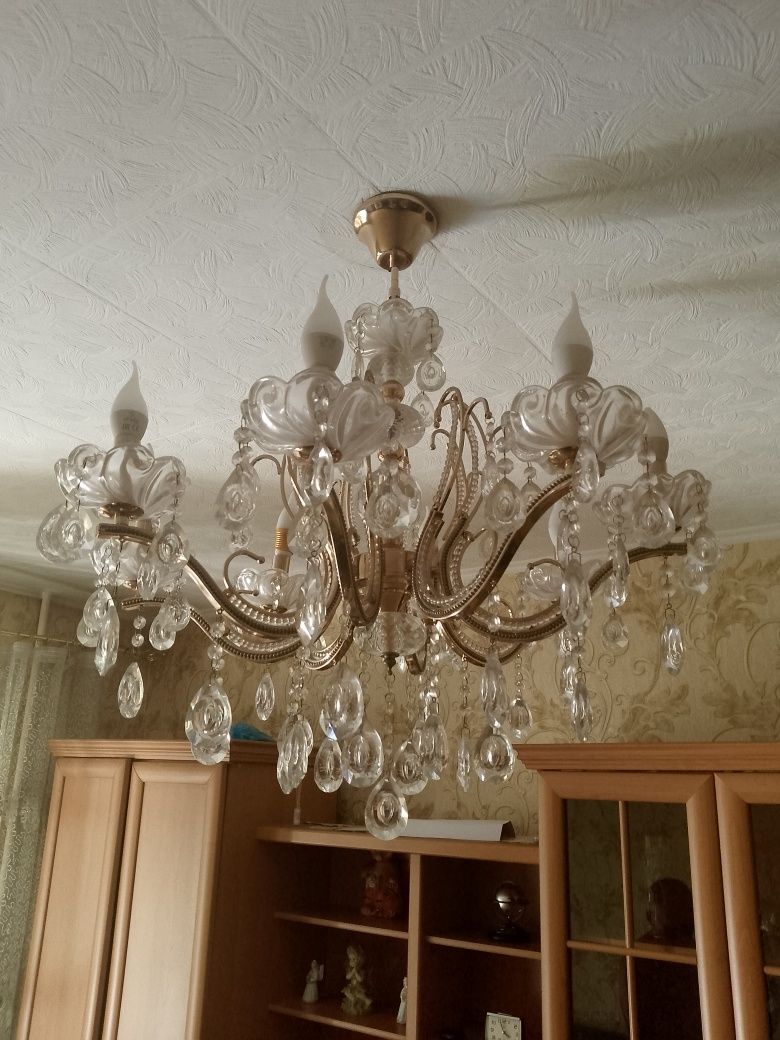Срочно продам диван и люстру.
