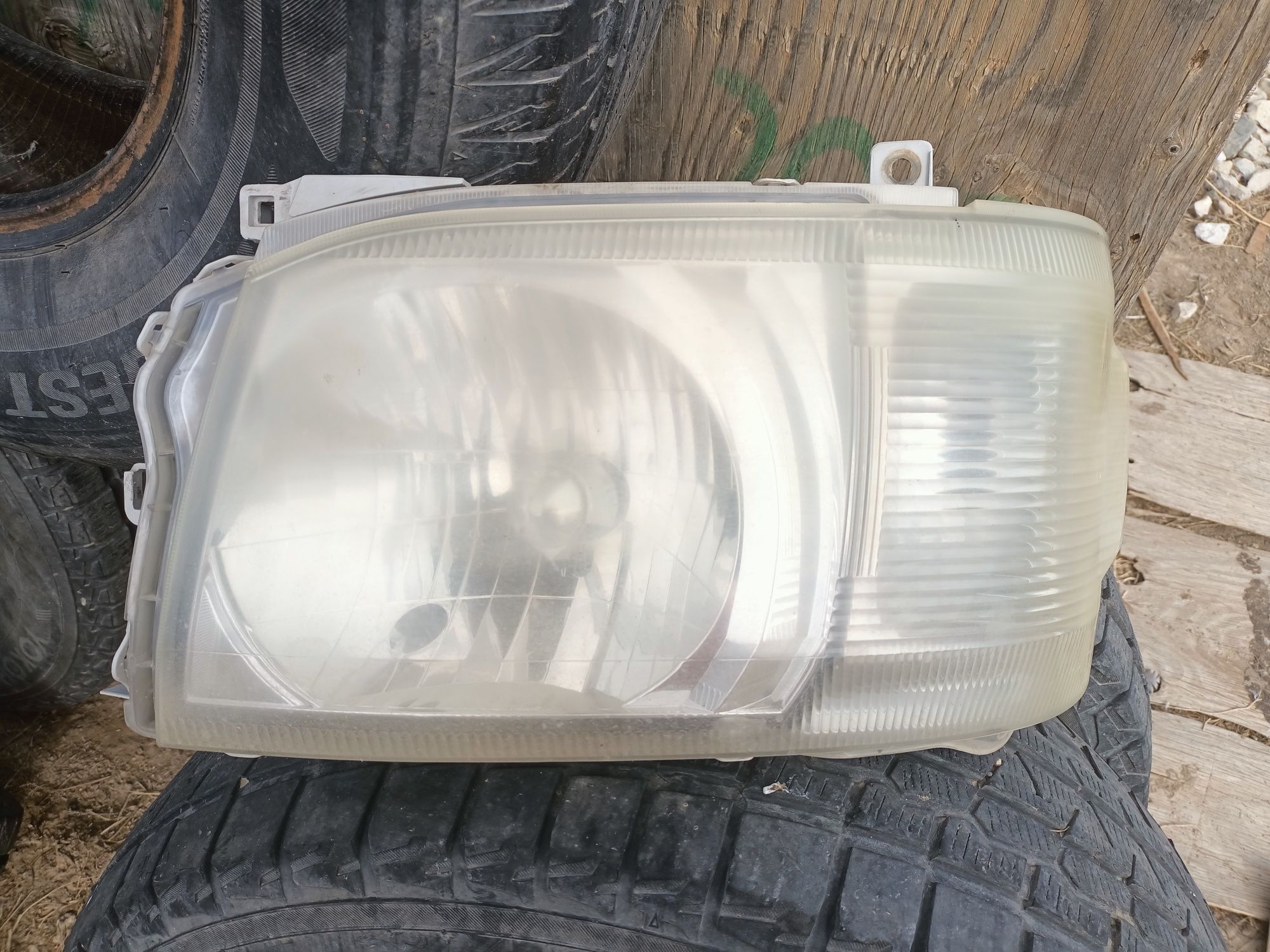 Продам фару на HIACE