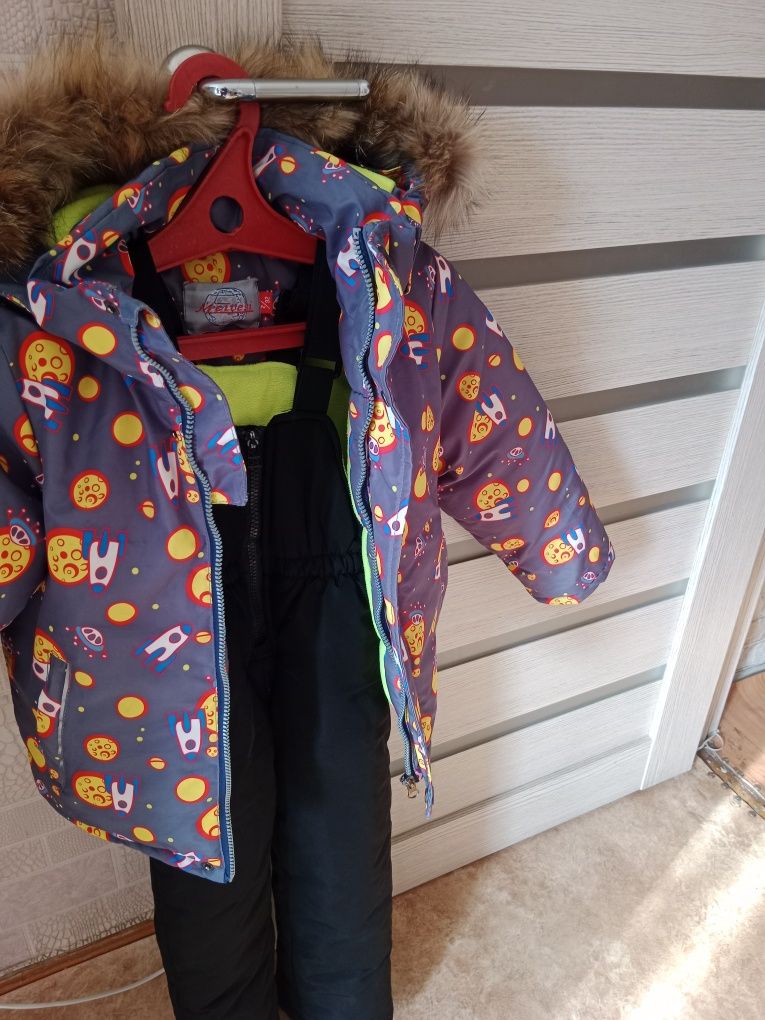 Продам зимний костюм, подходит на возраст от 3х до 5 лет.
