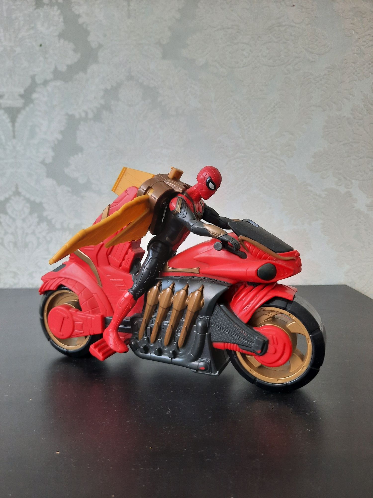 Человек паук на мотоцикле, игрушка hasbro