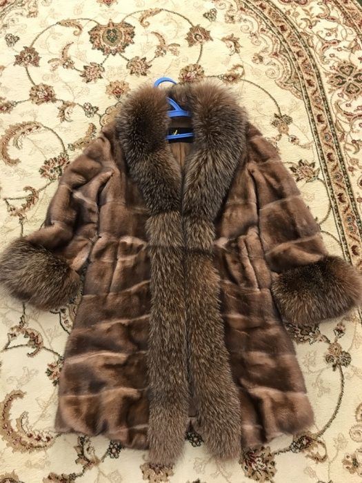 Продается шуба из норки.