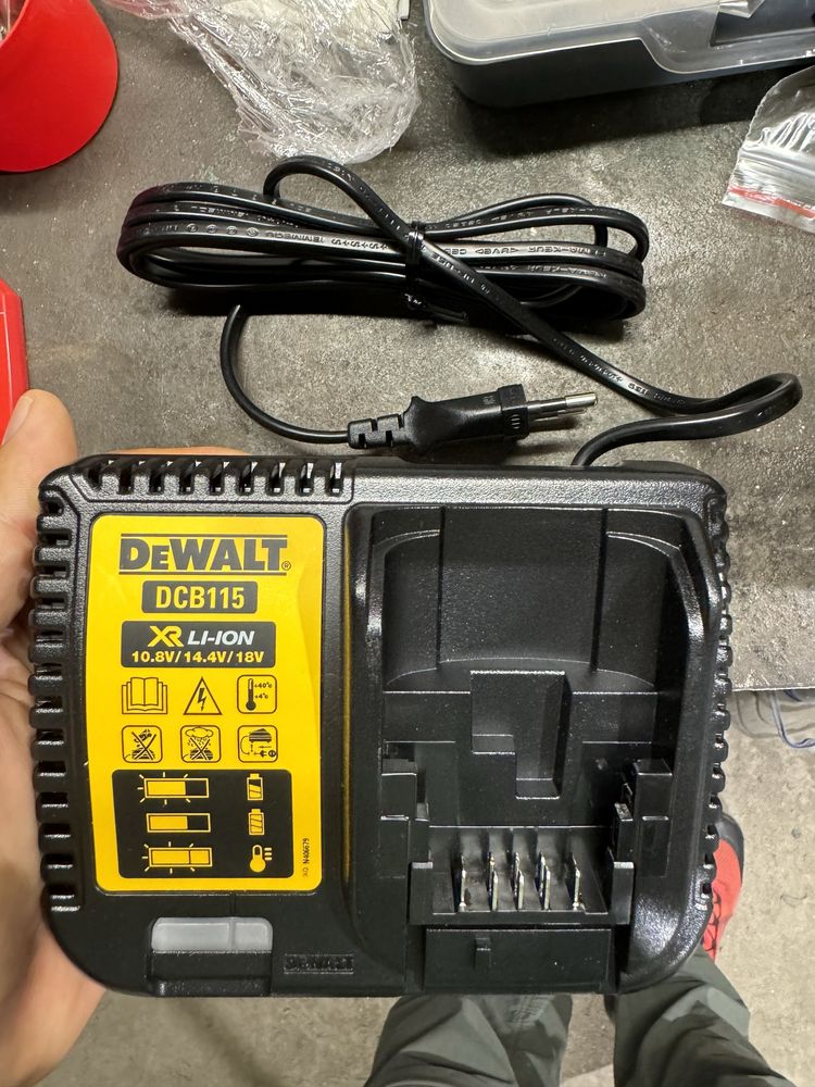 Гайковерт БЕЗ ЩЕТОЧНЫЙ  DEWALT DCF894n батарея 2.0Ah  З/У 4А.