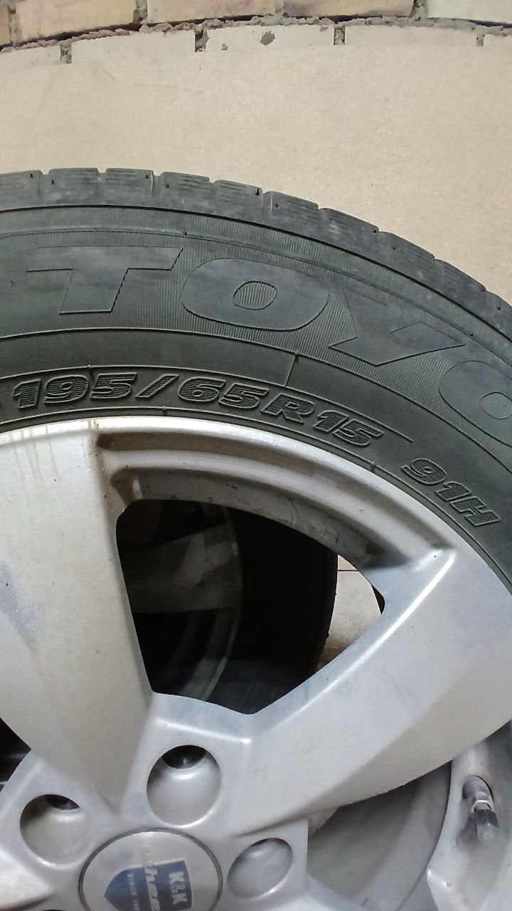 Продам летние шины 195/65 r15 б/у на дисках + запаска 185/60 r15