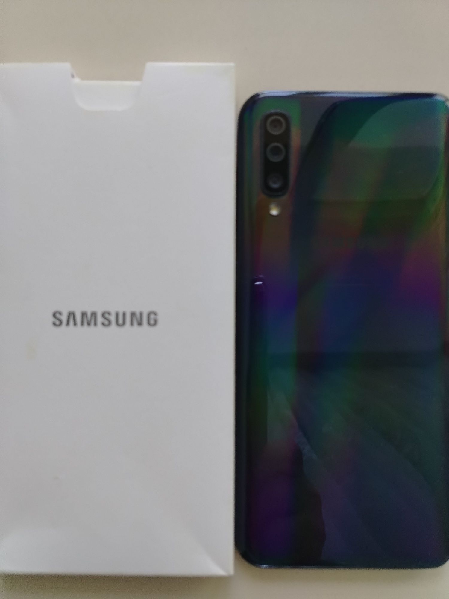Продам срочно телефон Samsung A50