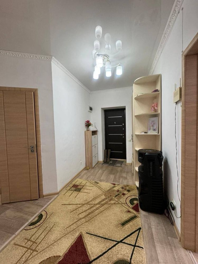 Продам квартиру трехкомнатную