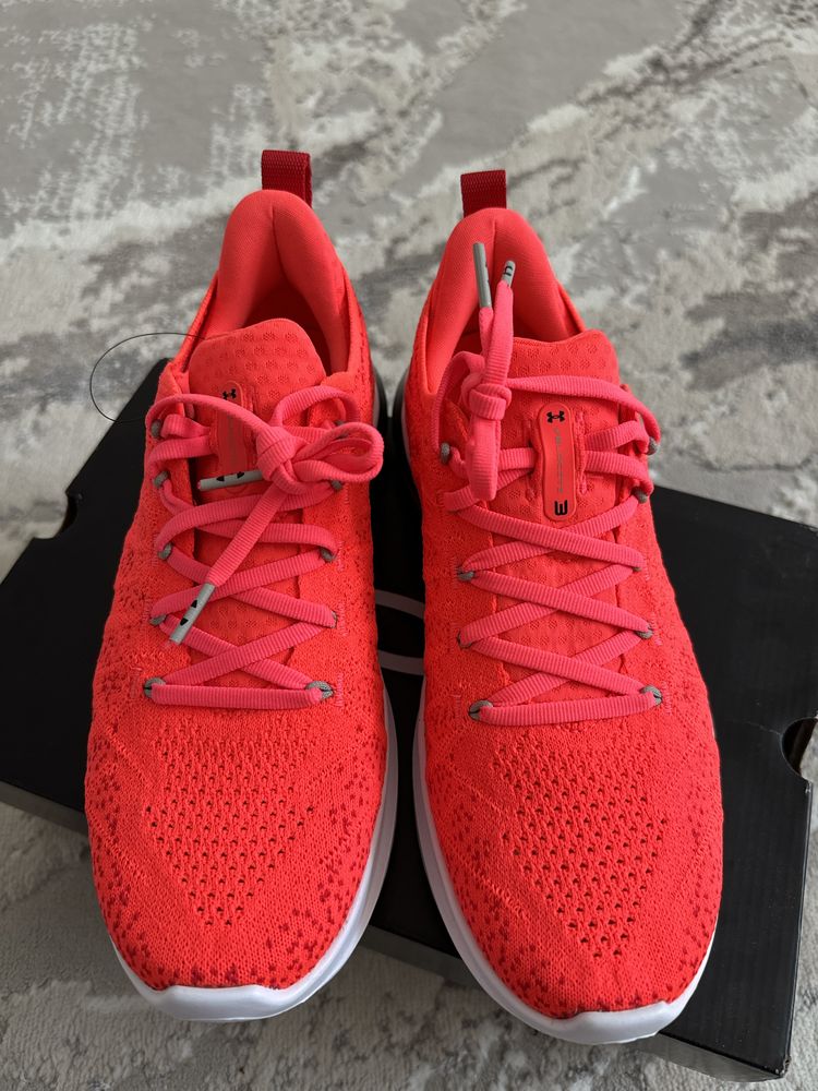 Продам новые Кроссовки Under Armour W Velociti 3
