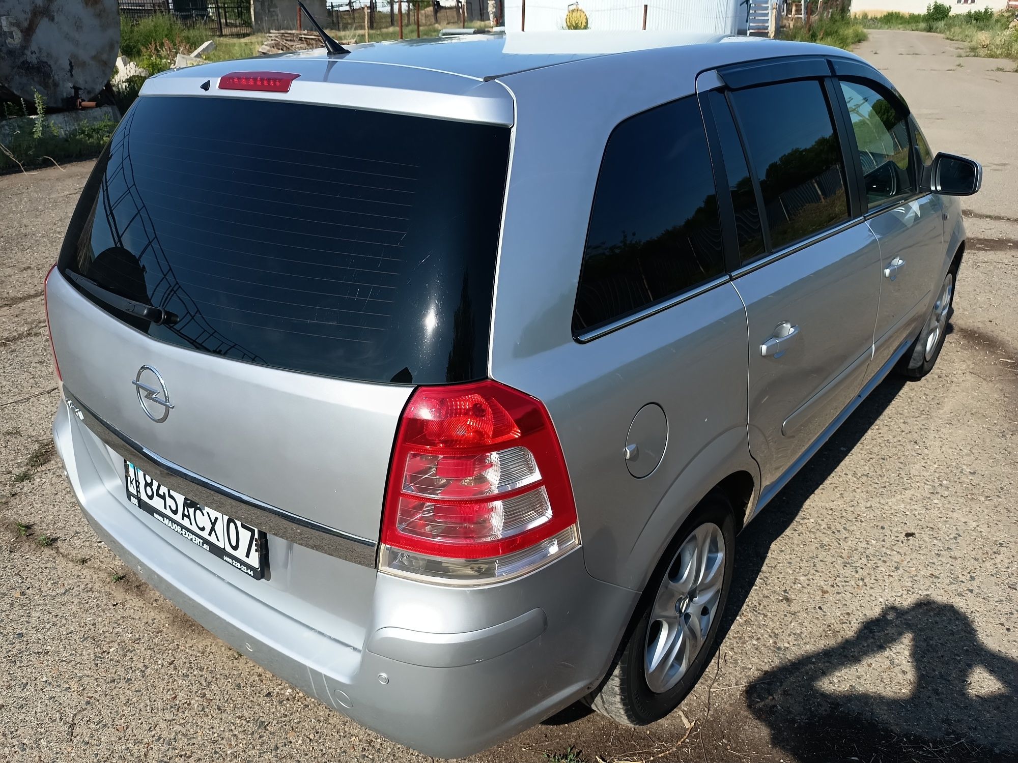 Продам Opel Zafira b 2011г