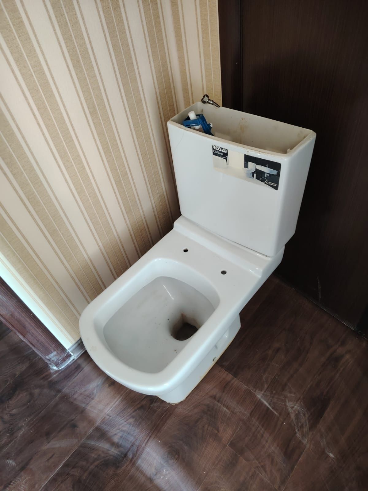 Унитаз с бочком, бочок с трещиной.