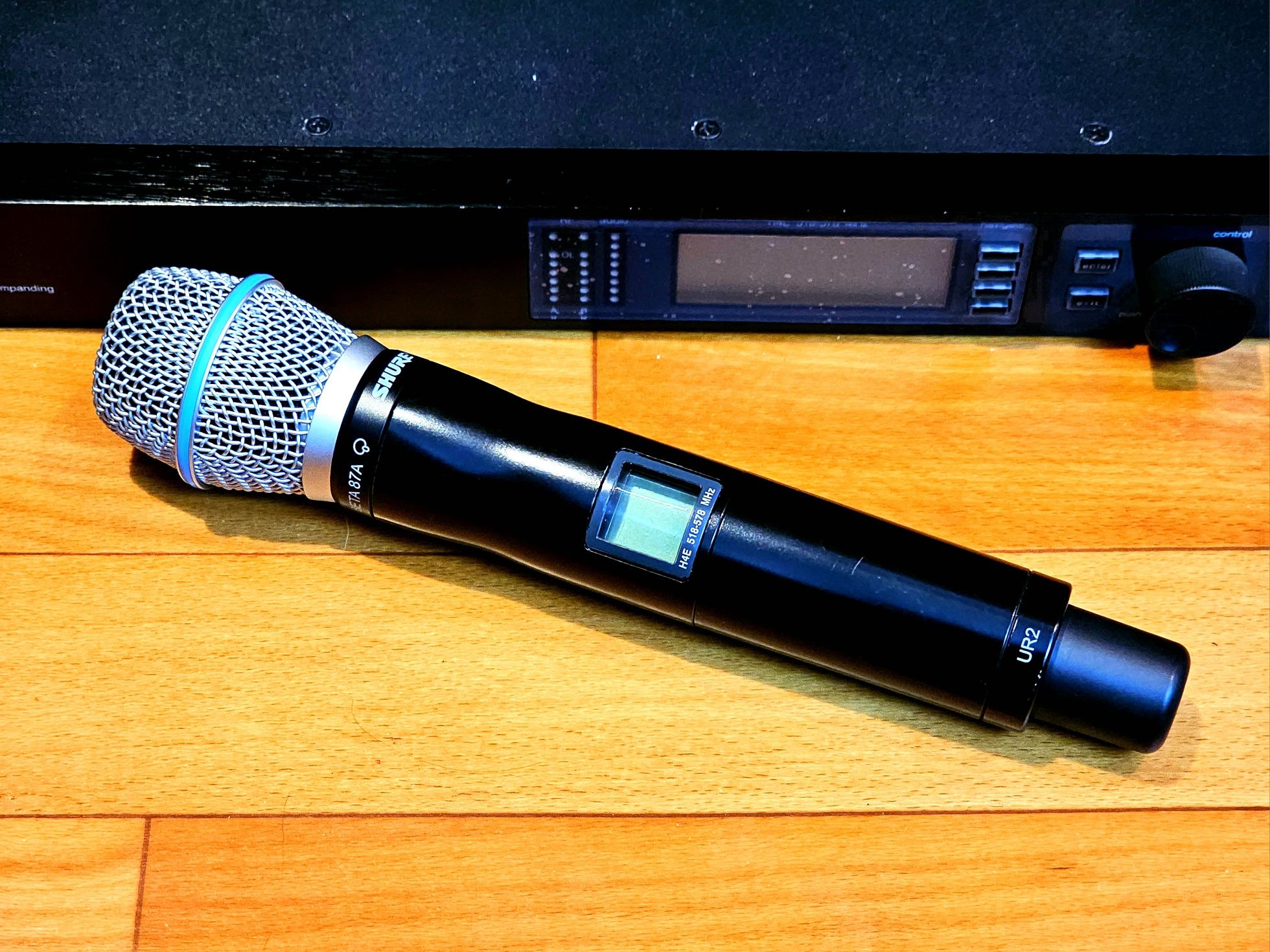 Профессиональный вокальный радиомикрофон SHURE UR24S/BETA87A